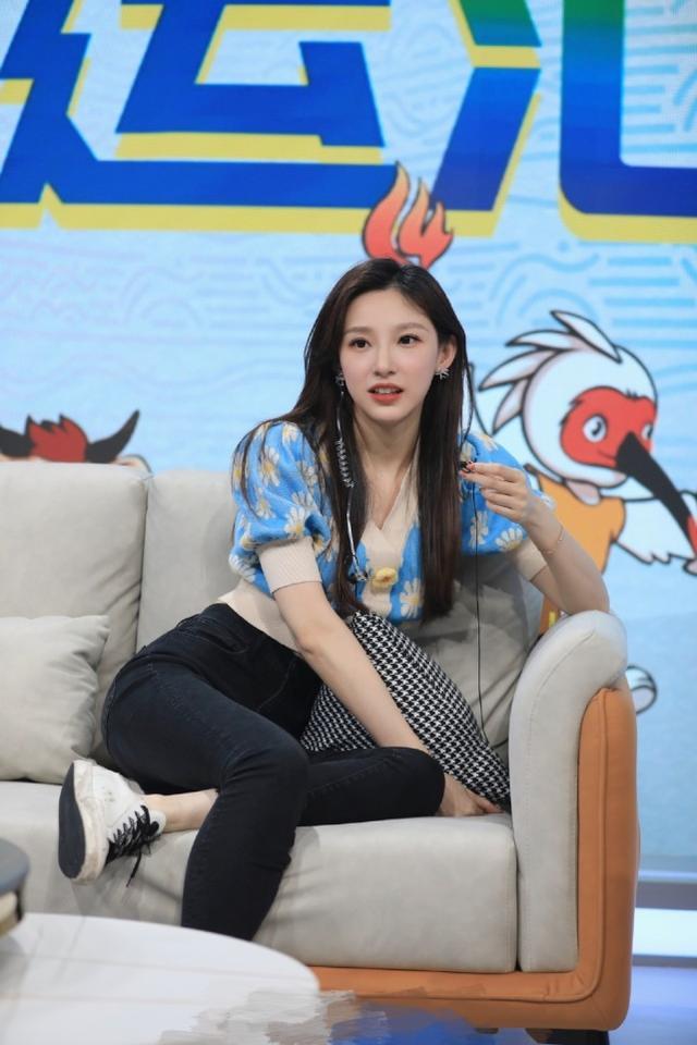 意外发生后,马凡舒非常淡定且敬业的走完了全程,获得了现场其他选手和