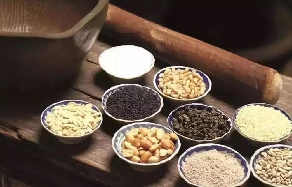 擂茶,在益阳很常见,桃江和安化更是随处可见,各种擂茶馆遍布大街小巷.