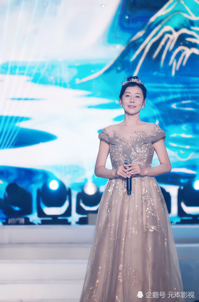 张雅萌亮相海南春晚 高贵大气彰显气质