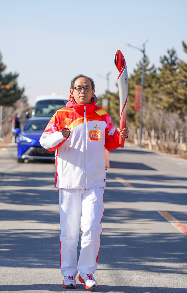 新华社记者 范世辉 摄2月3日,火炬手张瑜平在火炬传递中.