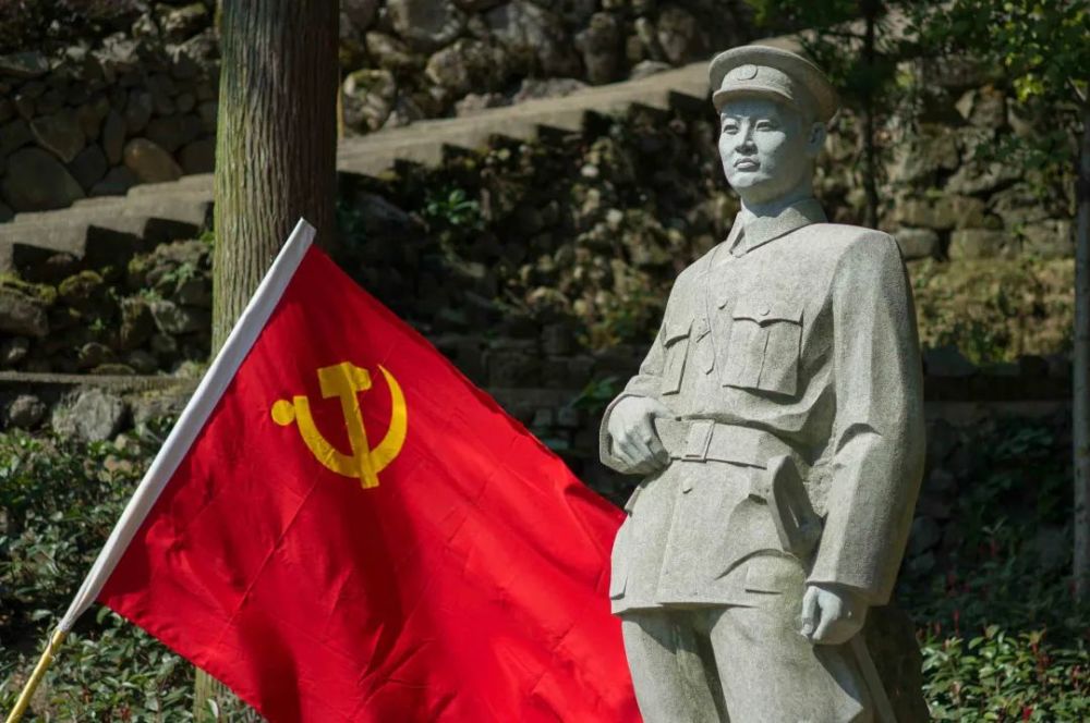 那是一尊季步高石雕像.