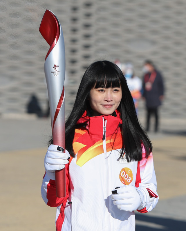 2月3日,火炬手吴嘉怡在火炬传递中.新华社记者 张浩波 摄