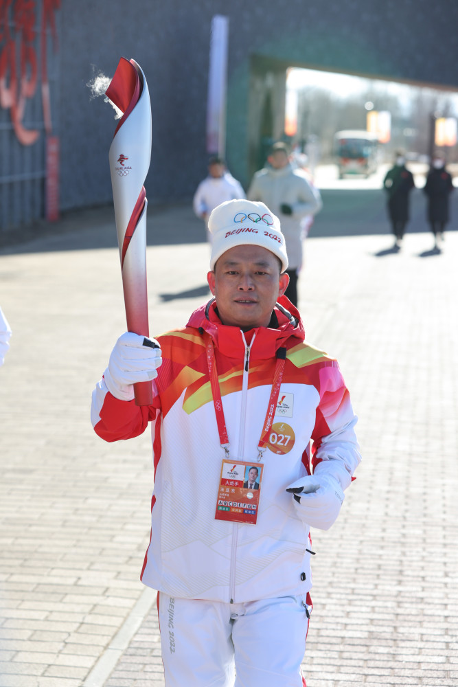 2月3日,火炬手王亚东在火炬传递中.新华社记者 张浩波 摄
