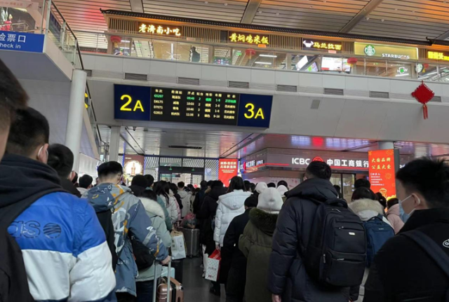 上午9时30分,从济南西开往菏泽东的g5297次列车已经开始检票,检票口