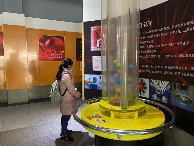 郑州科技馆一开馆便迎来大批市民前来参观,各类科技设备和展品前围满