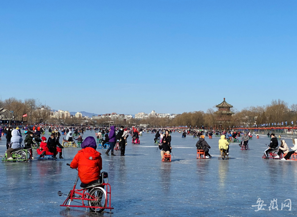 冰雪氛围感拉满什刹海上滑真冰我们都是老北京