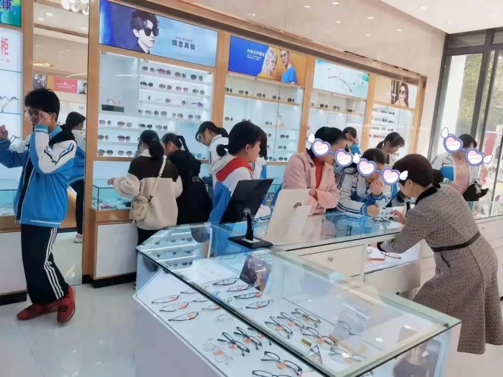藤县这家眼镜店一开业火爆hold不住不花一分钱近视眼镜老花镜免费送