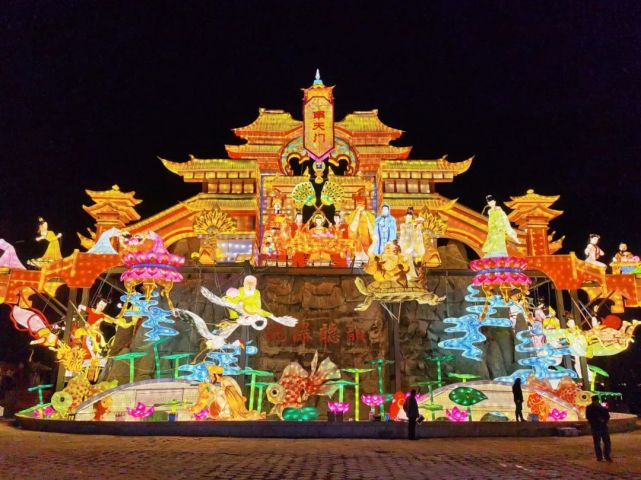汾阳贾家庄恐龙灯会彩灯高挂,灿若星火