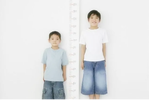 二年级学生身高1米8和其他同学差距明显成最萌身高差