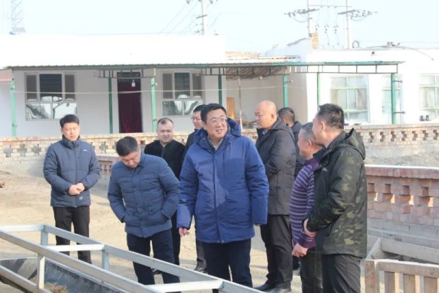 在阿米古丽·达吾提,吐沙汗·肉孜等群众家中,李铭向他们送上新春的