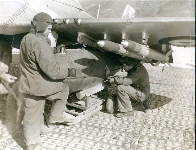 图:美军地勤为战机挂载凝固汽油弹图:挂载75加仑凝固汽油弹的美军f-80