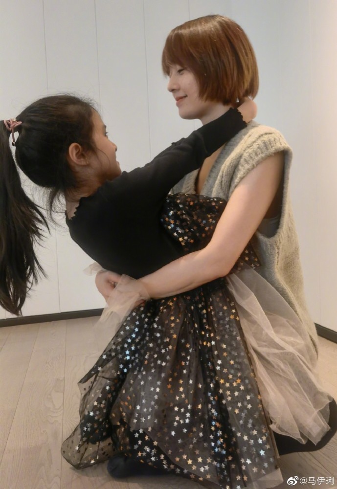 马伊琍和大女儿现身机场13岁爱马身高快超妈妈母女俩似姐妹