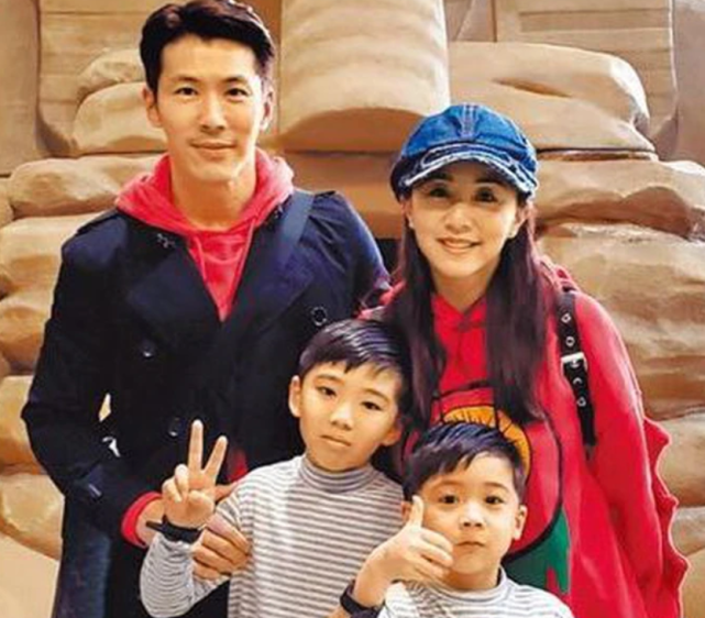 47岁女星陪俩娃出国留学母子三人全部确诊6岁儿子高烧40度