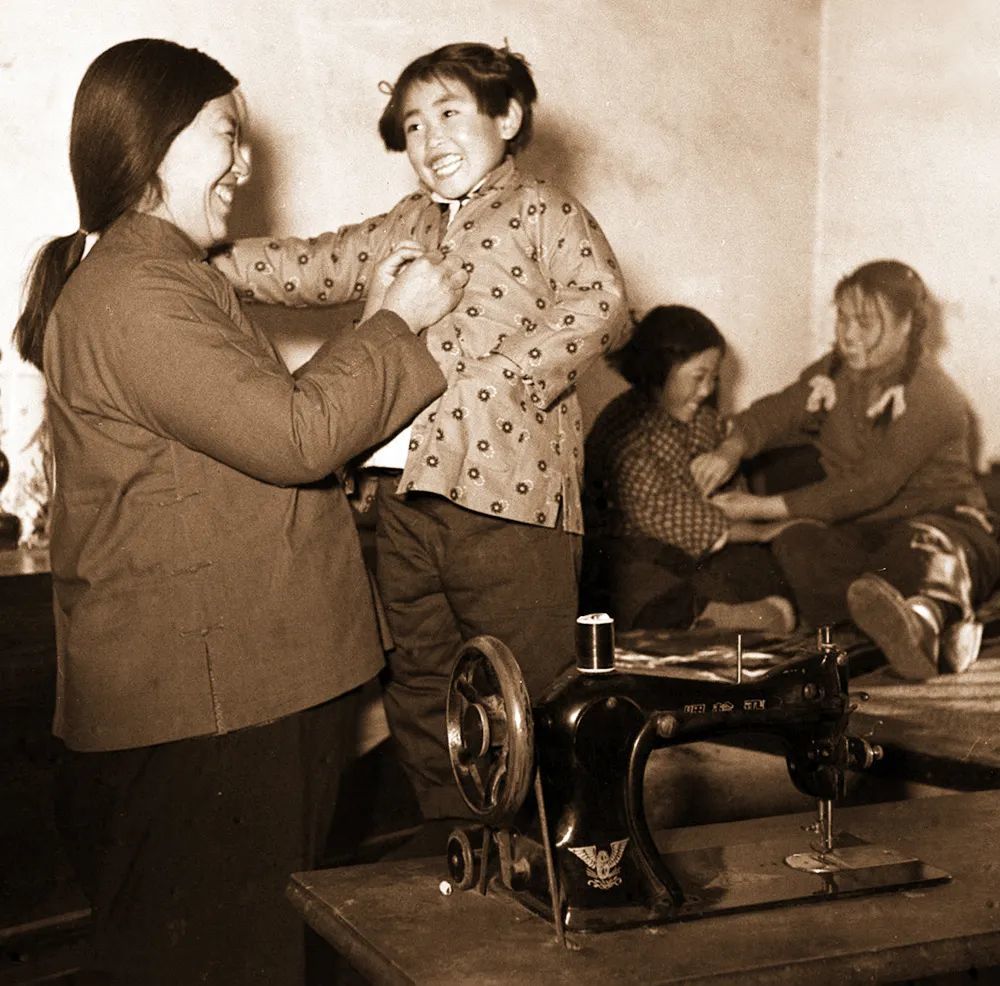 1954年春节,河北晋县五区刘靳庄的两位农村小姑娘快把秋千荡得和树梢