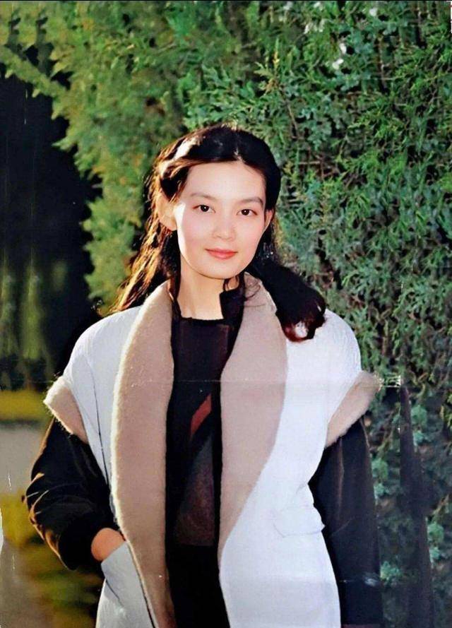 影后潘虹离婚35年不恋爱公然喊话思念前夫她到底在追求什么