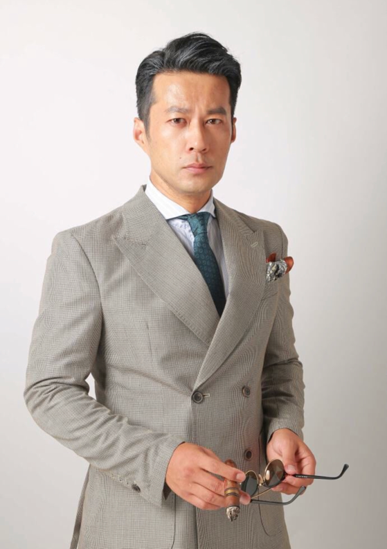 谭凯参加高中同学聚会手里叼着雪茄身材健硕与好友不像同龄人