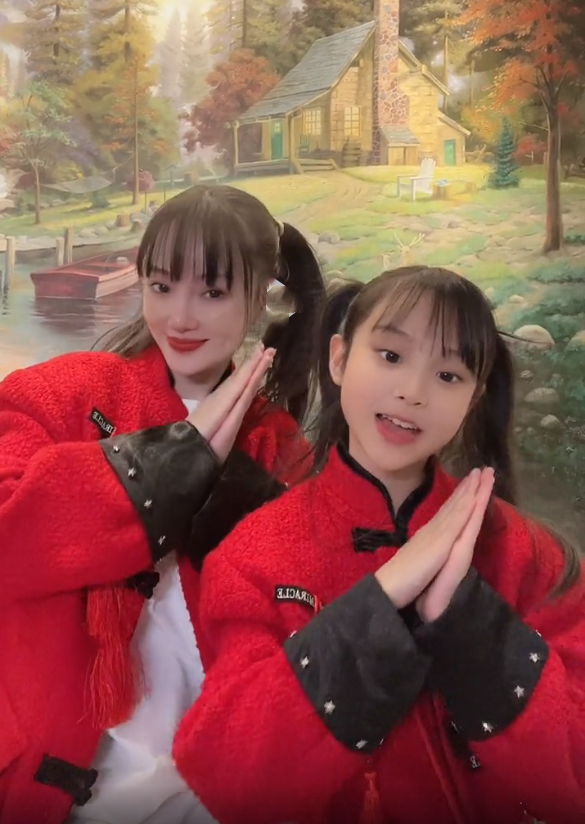 李小璐与女儿跳舞拜年,母女同款双马尾像姐妹花,甜馨越长越漂亮