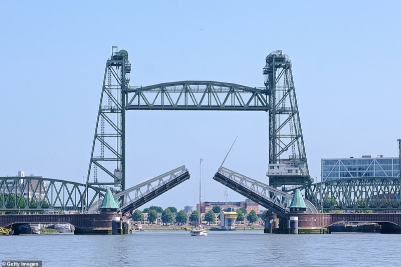 有钱任性！荷兰为贝索斯超级游艇通过而拆除大桥，费用他买单三四在后五六中猜数字