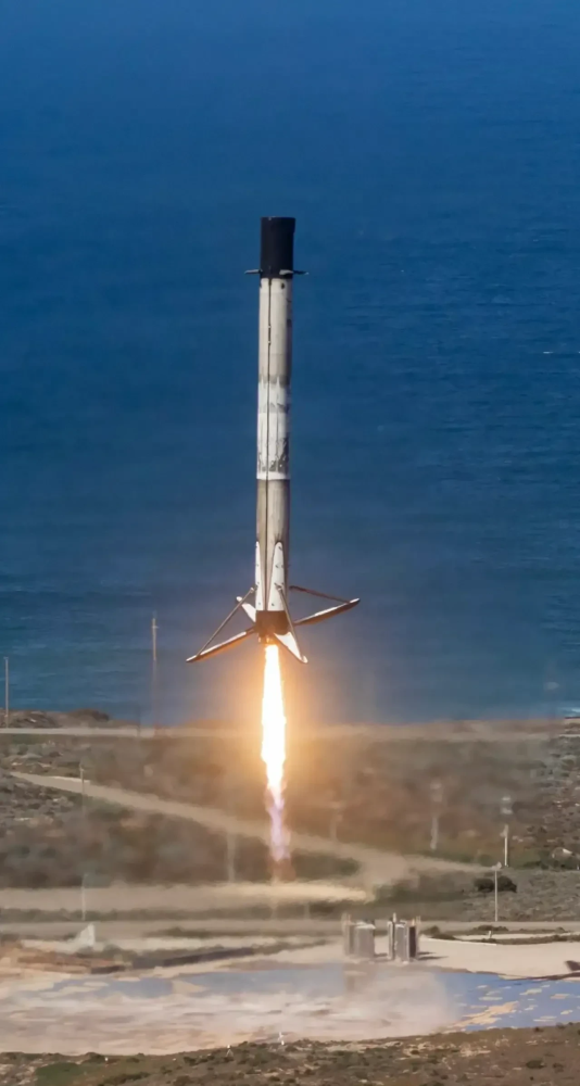 地面上有人拍下这枚火箭清晰的一二级分离画面,二级点火加速向前,一级