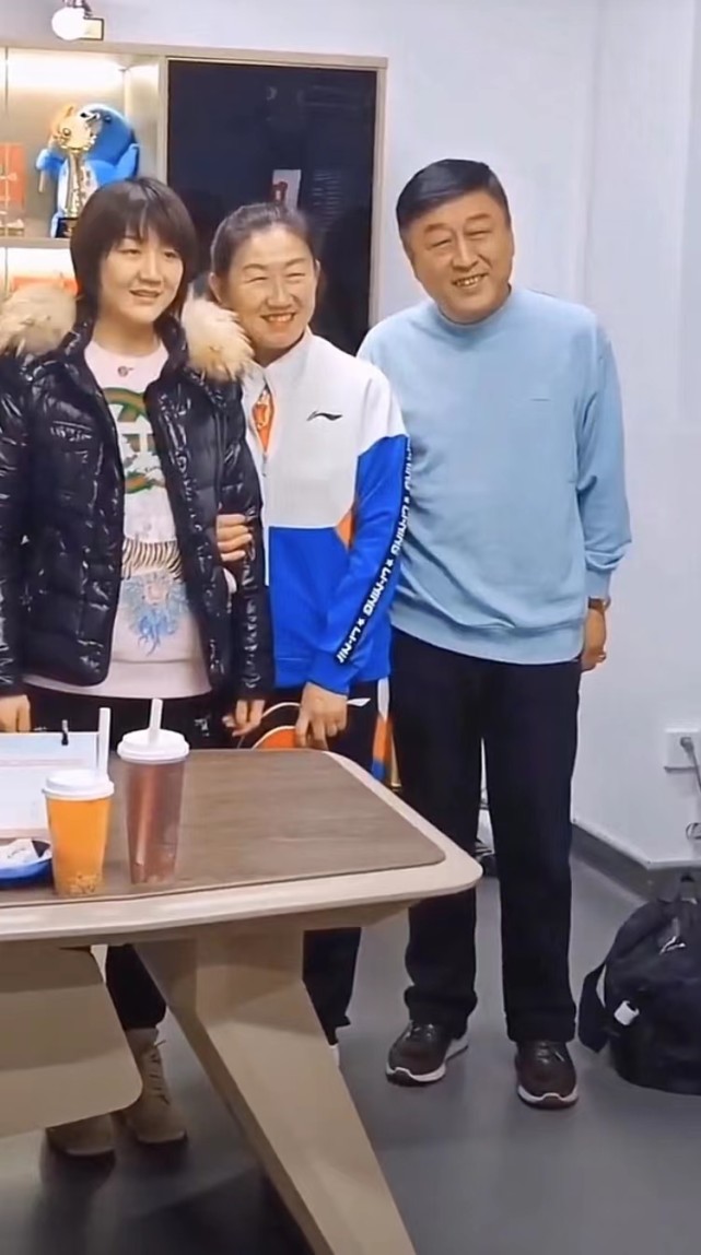 陈梦春节拜年忙携爸妈探望恩师合影表哥黄晓明比剪刀手笑开花