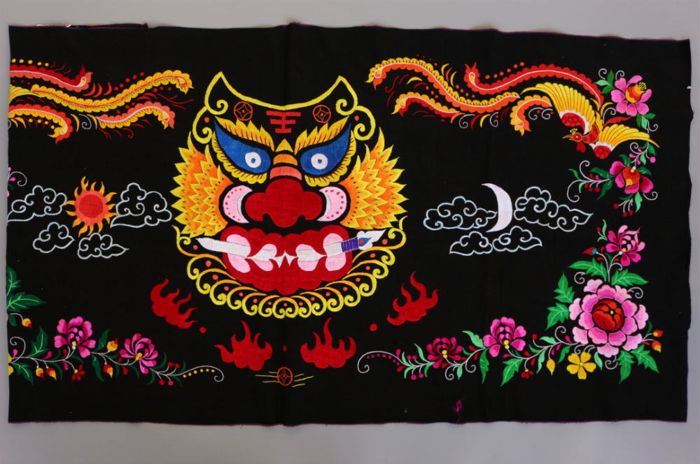 楚雄永仁彝族虎图腾绣片楚雄彝族有在葫芦瓢上绘制虎脸纹样的习俗在