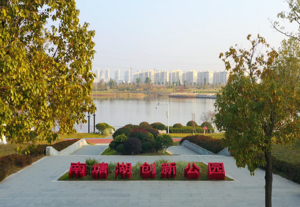 南塘湖公园将乔木,灌木,地被植物,浮水植物,沉水植物等经过悉心搭配