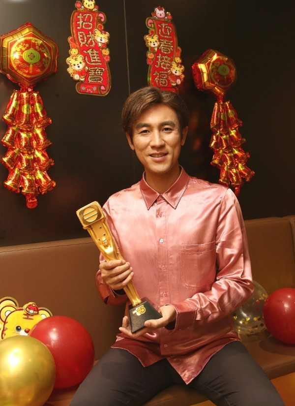 谭俊彦称在爸爸见证下获奖有意义