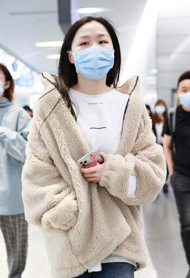 金靖虽然不是典型的美女但看着让人好舒服一身穿搭真随性