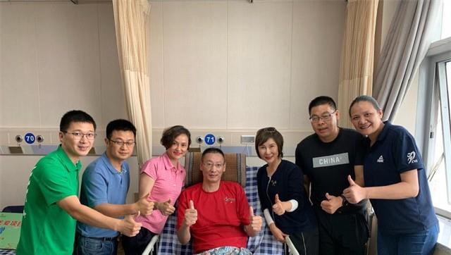 瘫痪4年男排郑亮近况妻子改嫁父亲去世边直播边挣护工费
