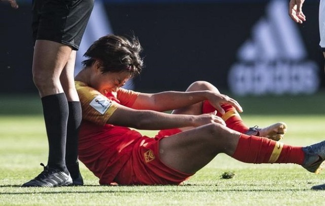 更要命的是,这样关键的比赛,中国女足的头号球星王霜脚还崴了,主教练