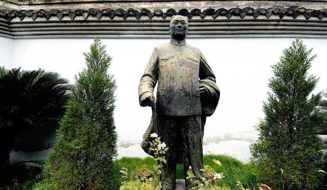 陈毅得知驻防部队的司令李明阳信佛,他的参谋长曾在镇江北固山出家