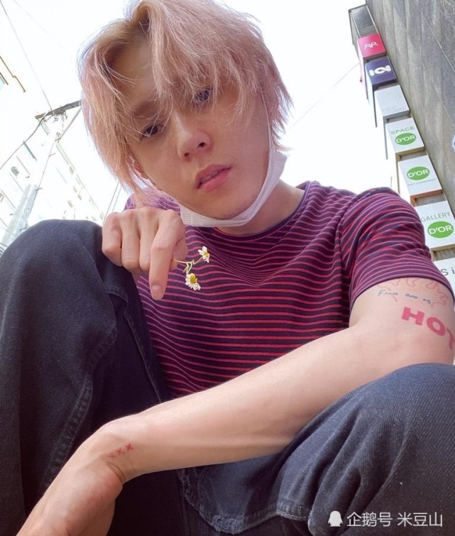 金晓钟是韩国人,出生在韩国,九零后帅哥,喜爱染发和纹身,唱歌一流声音