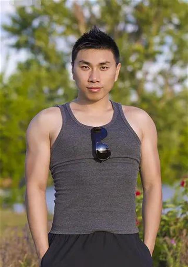 学渣梅爱偲留学乌克兰32岁娶18岁高中生住3000平豪宅