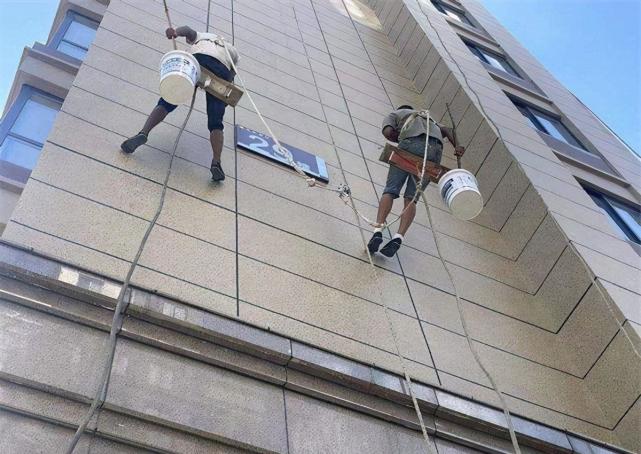 不同于力工,瓦工等习惯单干的工种,蜘蛛人喜欢与相熟的老乡或亲戚搭伙