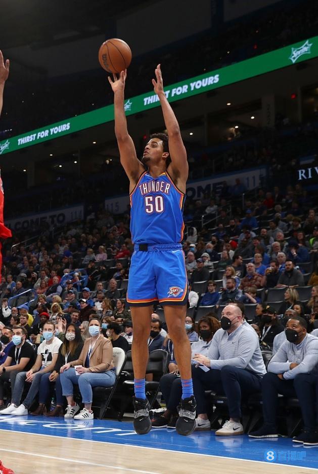 雷霆记者厄尔遭遇右脚第三跖骨骨折大约六周后重新接受评估