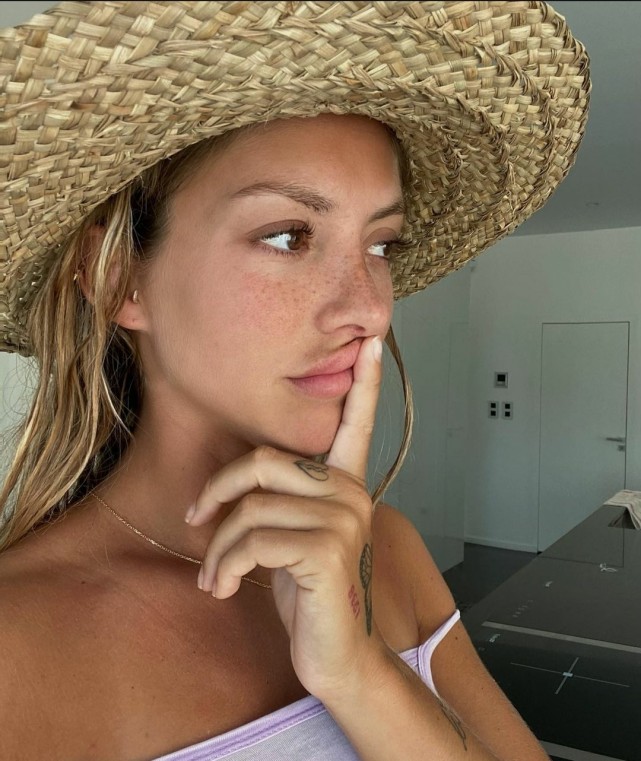 《每日星报》2月2日报道,拥有超过 600 万粉丝的宝莲·坦托 (pauline