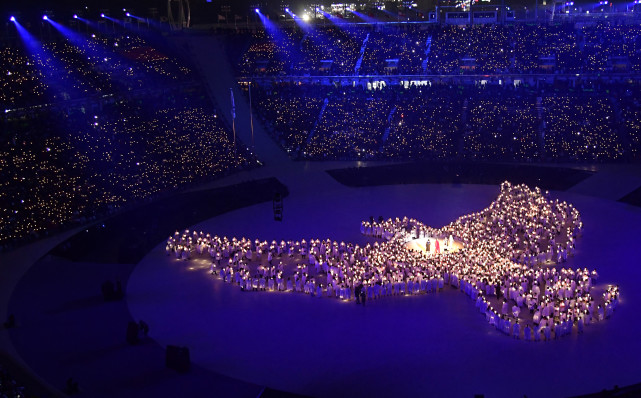 2018年韩国平昌冬奥会开幕式上,演员围成了一个和平鸽的形状,演唱者们