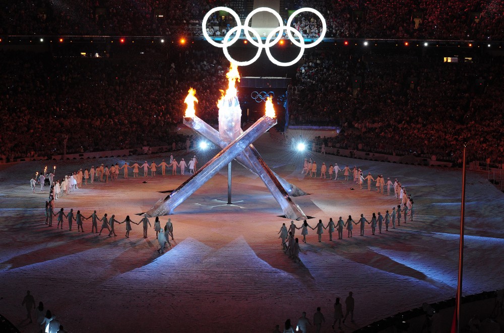 2014年索契冬奧會開幕式時,五朵雪絨花在變成五環的時候 ,右上角一朵