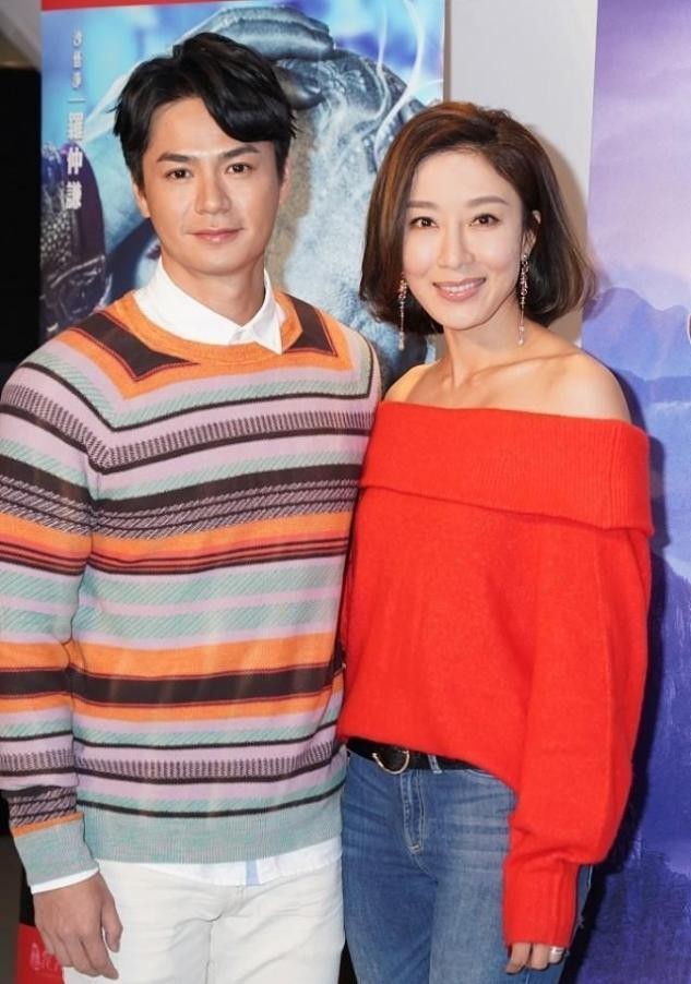 杨怡和老公同框看不出是姐弟恋穿露肩毛衣配牛仔裤身材挺美的