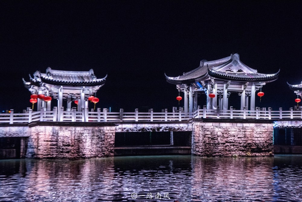 灯光在广济桥上不停轮换,闪烁,配合韩山上的夜景和远处若隐若现的青山