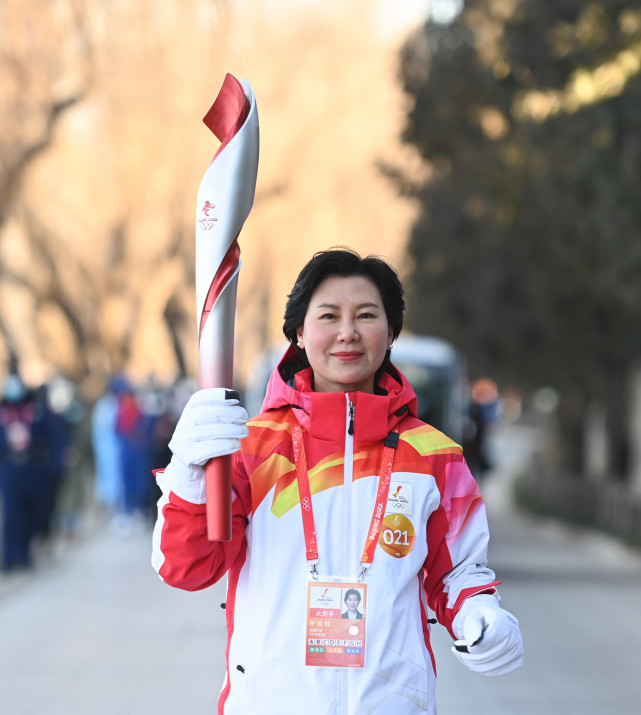 2月4日,火炬手逯世泽在火炬传递中.