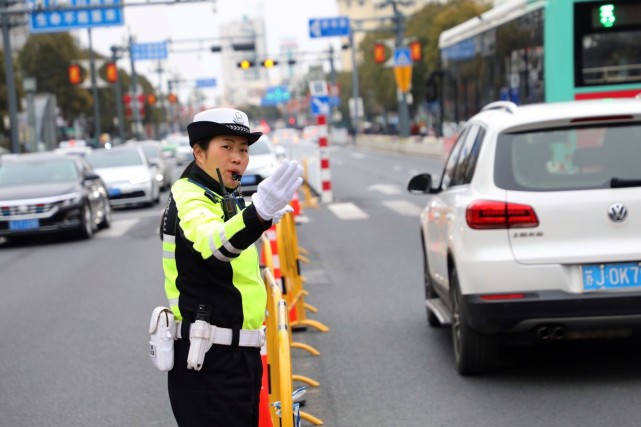 盐城女交警吉丹丹多大图片