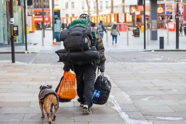 38岁女子流浪街头随身带着护肤品还会说英语相当精致