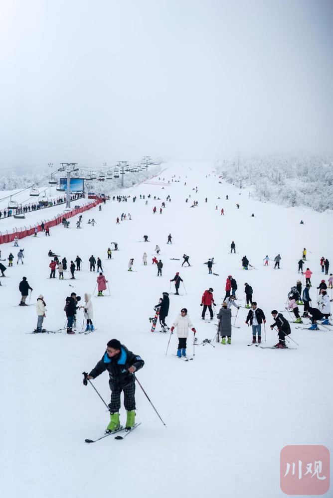 西岭雪山滑雪场是目前四川省内最专业的户外滑雪场,入选国家级滑雪