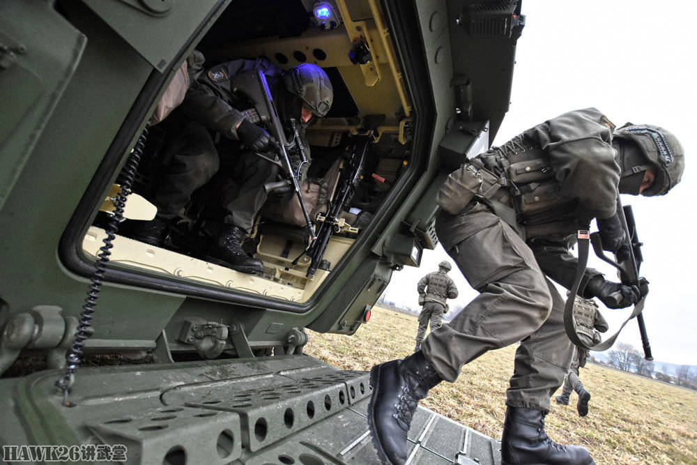 奥地利装甲步兵营战术演练mg74机枪固定在车内作为不占编武器