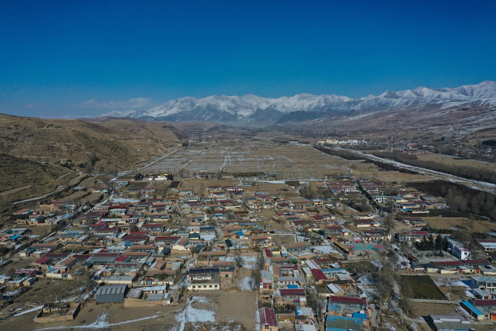 青海省海东市互助土族自治县丹麻镇东家村(1月29日摄,无人机照片).