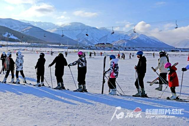 2月3日,遊客在哈密松樹塘滑雪場排隊滑雪.