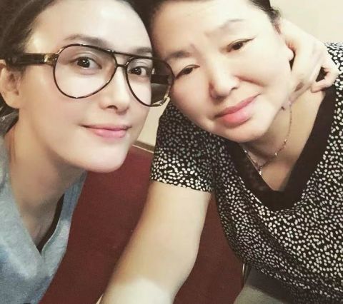 从秦岚与母亲的合照中可以看出秦岚的妈妈十分上镜,秦岚无论是颜值