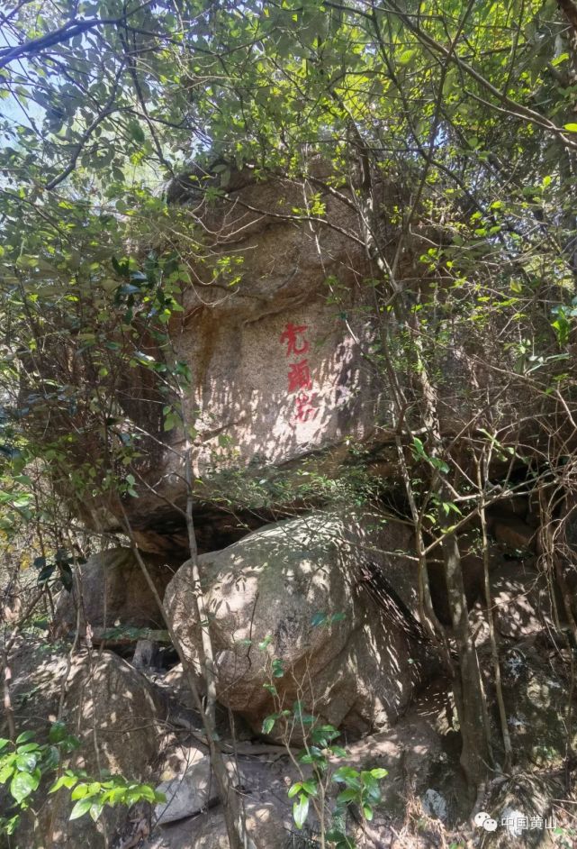 虎头岩而在桃花溪上有座白龙桥,沿溪上行数百米,可观路旁有怪石形似