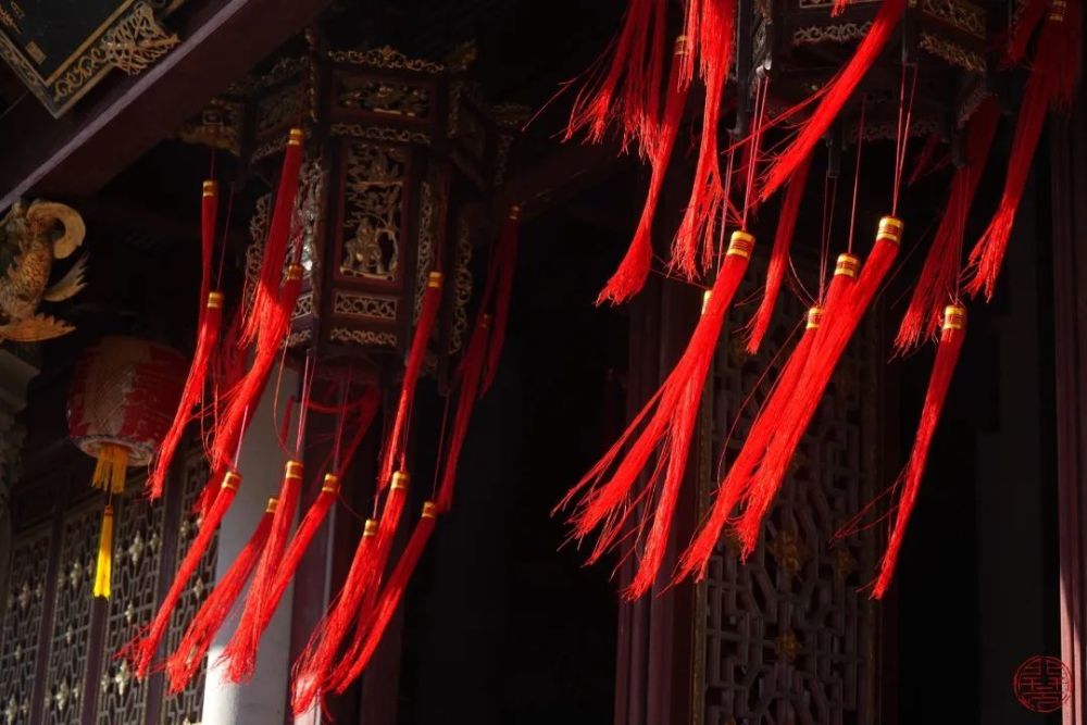 戴春胜"胜",古时人们的一种头部饰物,有人胜,华胜,幡胜等多种形式